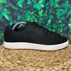 Atom model 000 r34 black trainer white